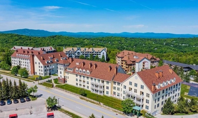 Stratton Mountain Condo | Beautifully renovated 2 bedroom condo in Stratton VT - walk to Village/Lifts!
