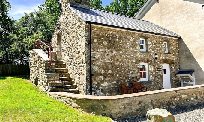St Brides Cottage | Beautifully restored farm style cottage situated on the outskirts of Solva Pembrokeshire