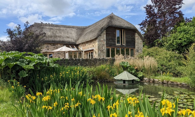 Ashburton House | Beautifully restored medieval Dartmoor barn with luxury beds and bathrooms