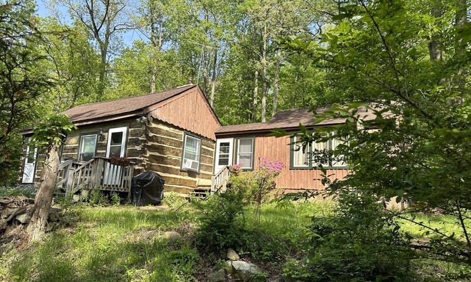 Bluemont Cabin | Beautifully Restored Log Cabin in Bluemont, VA
