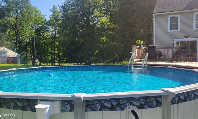 Blandford House | Beautifully Restored Federal Colonial. New pool,Large Deck, New Hot tub, privacy