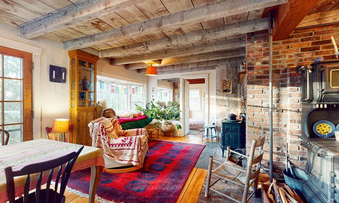 Calais House | Beautifully restored colonial home on first settler’s site - dog-friendly