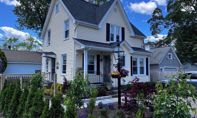 Mystic - New London House | Beautifully Restored 1890’s House in beautiful downtown Mystic. 2 bed & 2 baths.