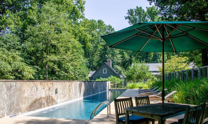 Charlottesville Cabin | Beautifully Rustic Cabin just 10 minutes from UVA, with pool!