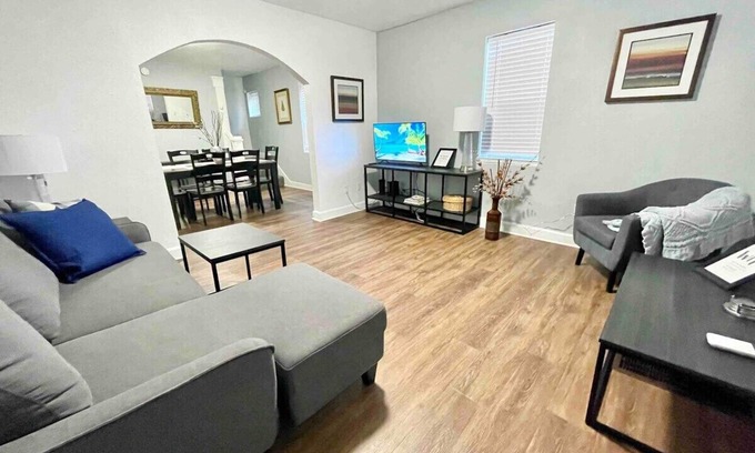Near Eastside House | Beautifully Updated, Sleeps 7! 10 min to Lucas Oil