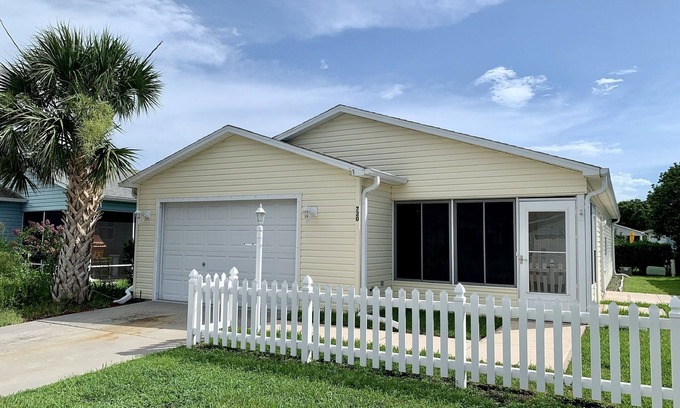 The Villages House | Beautifully updated and close to everything! Yamaha gas cart included!