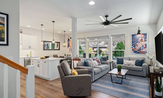 Quincy Condo | Beautifully Updated Crescent Bar Condo FREE GOLF