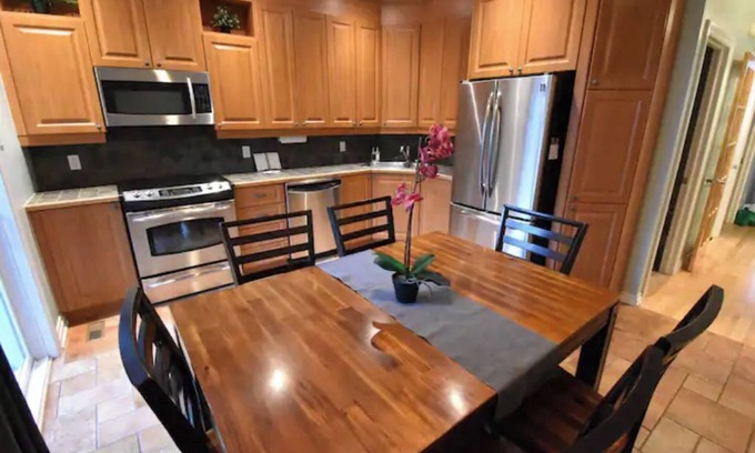 Ville-Emard Apartment | Beauty 4BD/2BA & parking - central A/C and heat- 25% off stays 32 days +