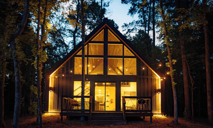 Conroe Cabin | Beauty Berry, Modern Lakefront Cabin with Outdoor Grill (Beauty Berry)