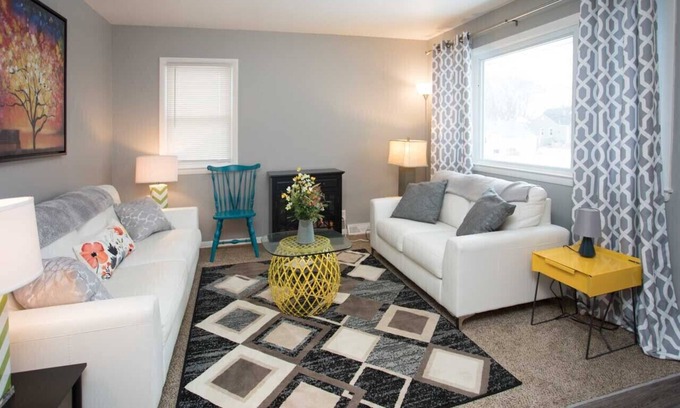 Benson House | Beauty in Benson! Remodeled 5 Bedroom (Sleeps 14)