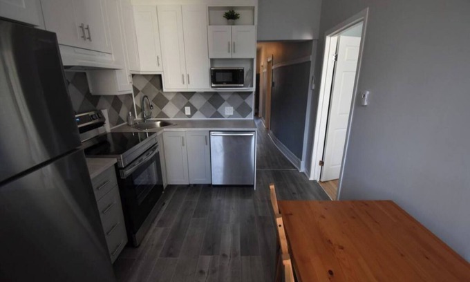 Verdun Apartment | Beauty, Metro, parking, wi-fi, 2bdrm, A/C, Smart TV - 20% off stays 32 days + !