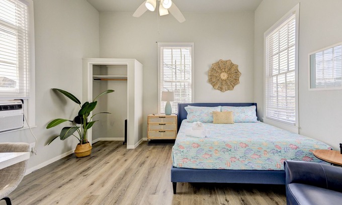 Galveston Apartment | Beauty on Ball -Studio 3- King Bed, Great Location