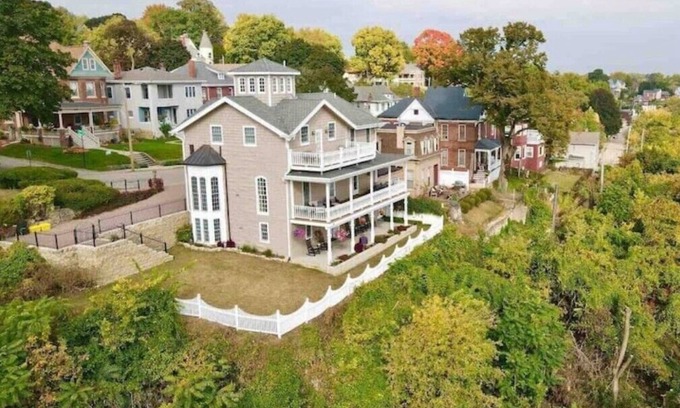Dubuque House | Beauty on the Bluff