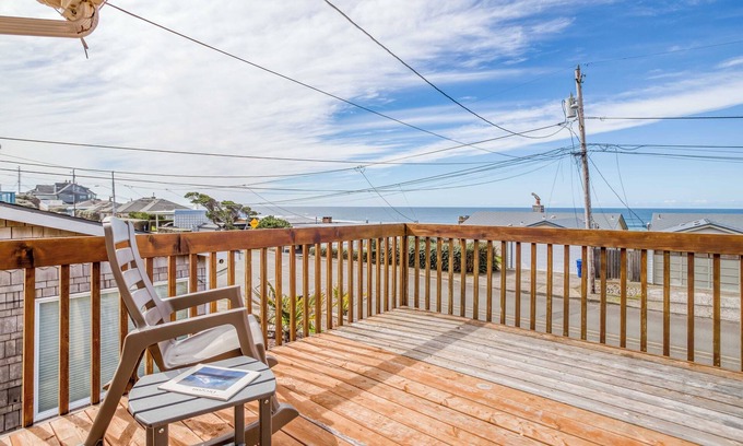 Lincoln City House | Beauty with Ocean View, Skylights, King Suite, Bonus Room Half Block to Beach!