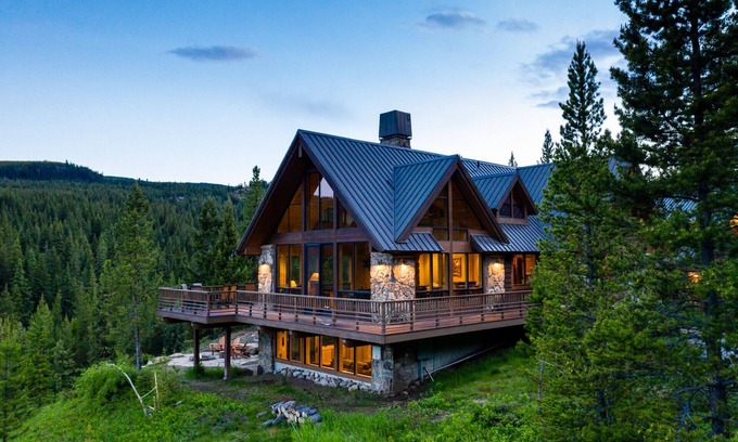 Gallatin Gateway House | Beaver Creek Lodge-Custom Home on 20 Acres with Creek Frontage and a hot tub!