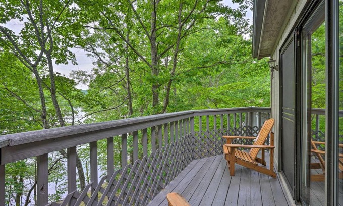 Lost Bridge Village House | Beaver Lake Retreat with Deck and Private Hot Tub