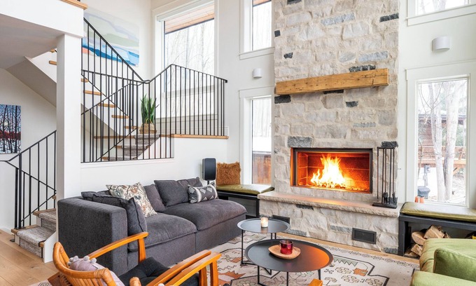 Grey Highlands Ski Chalet | Beaver Valley Chalet for Summer, Spring & Fall – Sauna, Hot Tub, 4BR/7 Beds, 3BA