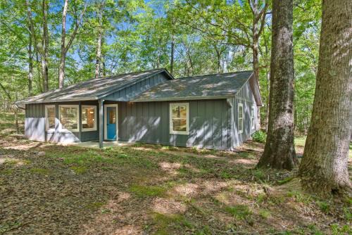 Farmington House | Beaverdam Bliss Cabin on 14 acres
