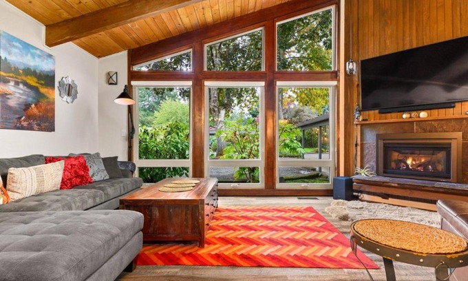 Beaverton House | Beaverton Highlands Retreat