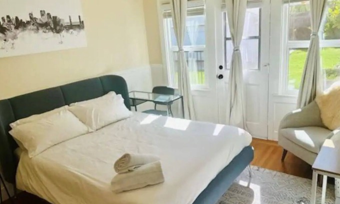 East Sacramento House | Bebedeux - Charming & Clean Classic in the Fab 40s nn