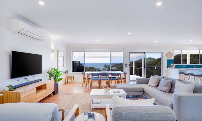 Forster House | Becker Bliss - 5 bedrooms, ocean views, sleeps 12