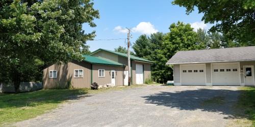 Auburn Apartment | Becker's Private Studio 2 Queen Beds, 1 Futon with a Great Back Yard!