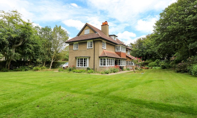 Overstrand House | BECKHYTHE COTTAGE, pet friendly, with open fire in Overstrand