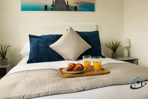 Kettering House | Beckleigh House, Kettering king or twin beds free parking x3