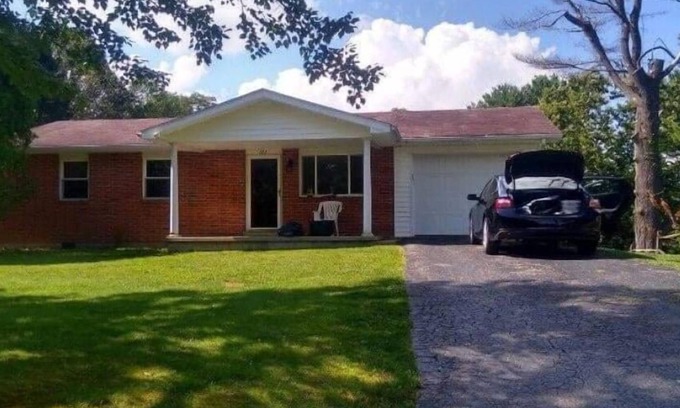 Bradley House | Beckley Escape . Near the Crossroads Mall and 20 minutes to the New River Gorge