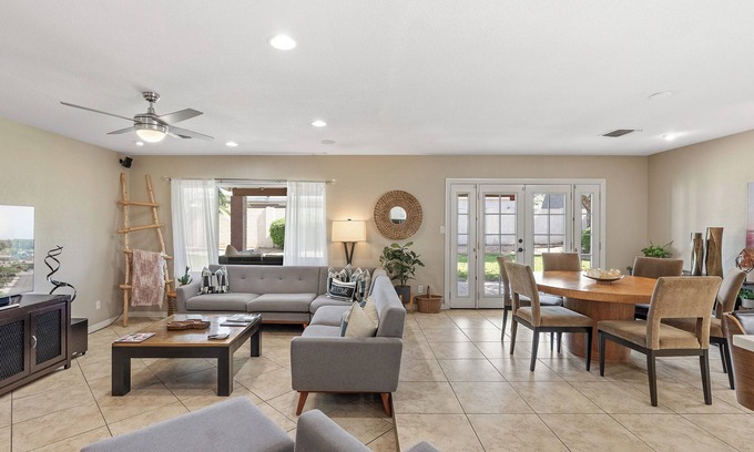 Covey House | Beck’s Place – Modern 3 BDR w/ Tons of Outdoor Space! Pet Friendly