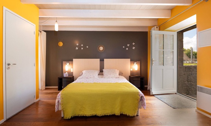 Arzano Bed & Breakfast | Bed and Breakfast 'Chambre Magnolia' with Shared Pool, Shared Terrace and Wi-Fi