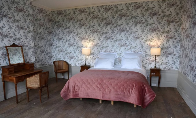 Rouille Bed & Breakfast | Bed and Breakfast 'Chambre Double - Vue Sur Parc' with Shared Garden and Wi-Fi