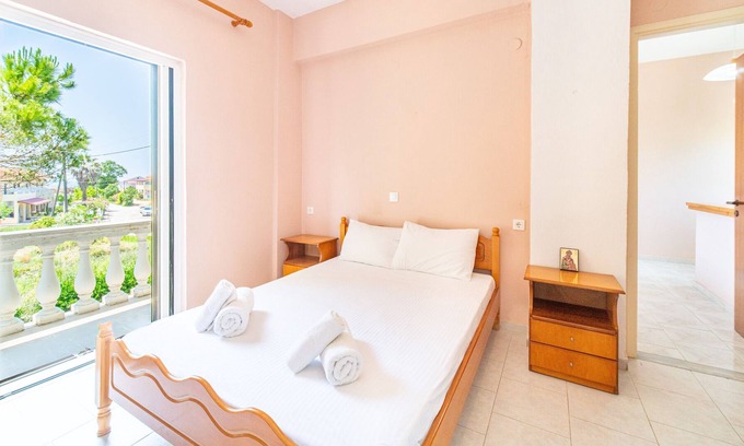 Marathias Apartment | Bed and Breakfast 'Family Apartment Marathias ' with Shared Terrace, Wi-Fi and Air Conditioning