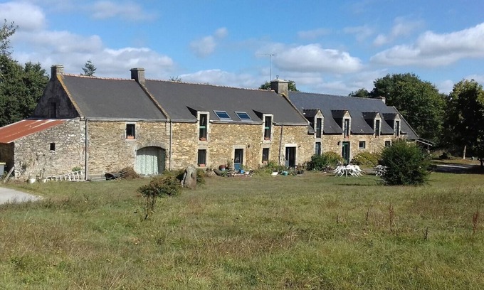 Ambon Bed & Breakfast | Bed and breakfast in traditional Breton longère