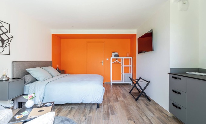 Malville Bed & Breakfast | Bed and Breakfast 'Kerwall - Chambre Double' with Shared Pool, Private Terrace and Wi-Fi