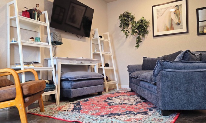 St. Regis House | Bed & Breakfast Nook ❤ Fenced Yard ❤ Hot Tub ❤ Heated Floors ❤ Pet Friendly