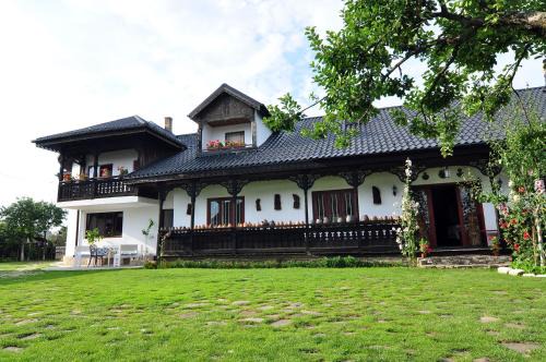 Tirpesti Bed & Breakfast | Bed & Breakfast Popamuseum Tarpesti strada Muzeului nr 28