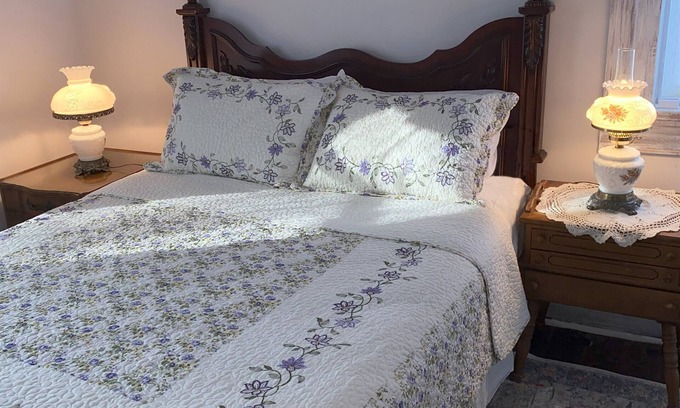 Edwardsburg Bed & Breakfast | Bed & Breakfast private room near Notre Dame