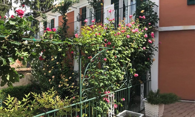 La Morra Apartment | Bed & Roses "Gege"