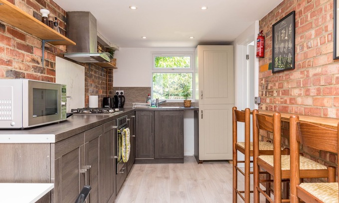 Horsham House | Bedford - Stunning Town House with Patio Garden