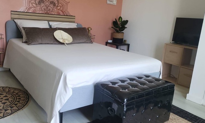 Saint Pierre de Feric Bed & Breakfast | Bedroom 1｜Repos, Calm & Serenity - Chez Benny