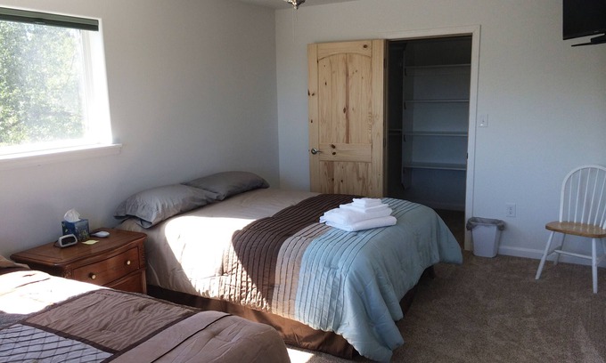 Kasilof House | Bedroom in Kasilof - Lazy Bear Room