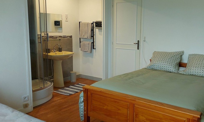 Saint-Ouen-sur-Iton Bed & Breakfast | Bedroom with double bed, fast WiFi, shower with jets