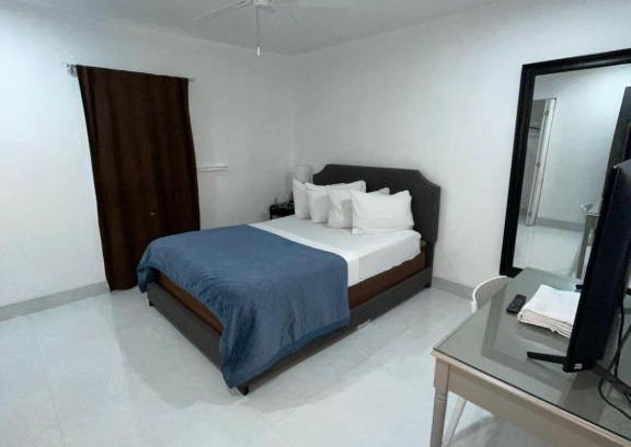 Sandalfoot Cove Bed & Breakfast | bedroom with sharing bathroom