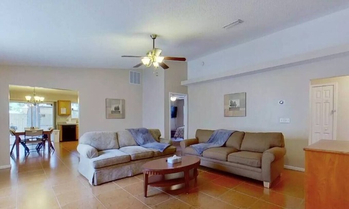 Westside Cottage | ~Beds Galore & More Sleeps 8 15Mins to Stadium~