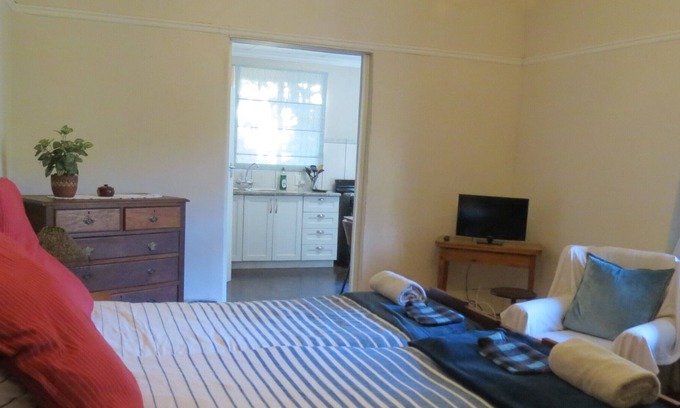 Grahamstown House | Bedsitter with on-suite bathroom and full Kitchen