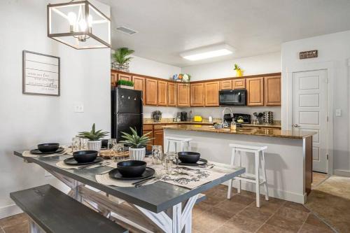 South Jordan Apartment | Bee Chic in SoJo w/hot tub+gym+local ski slopes