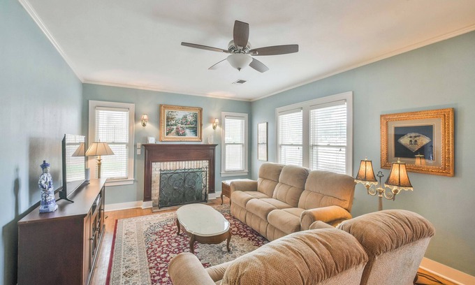 Brenham House | BEE in BRENHAM Holiday Cottage - Premium location walking distance to downtown