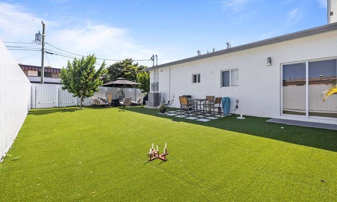 Gladeview House | Bee Our Guest-Free Parking-Private Fence Turf/Patio-Grill-Fire Pit