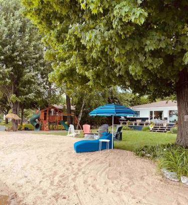 Fenelon Falls House | Bee's Luxury BeachHouse - Hot tub Sauna Playground & Game room